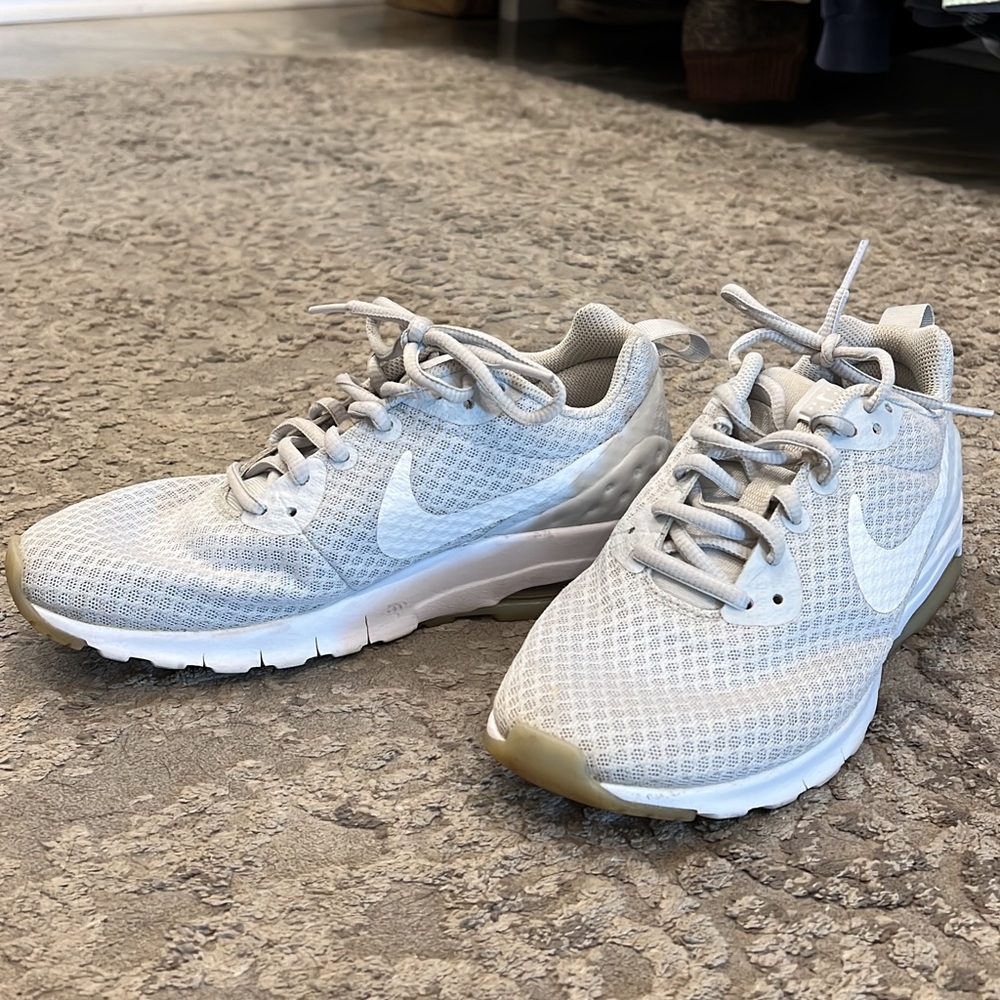 NIKE TENNIS SHOES SIZE 7